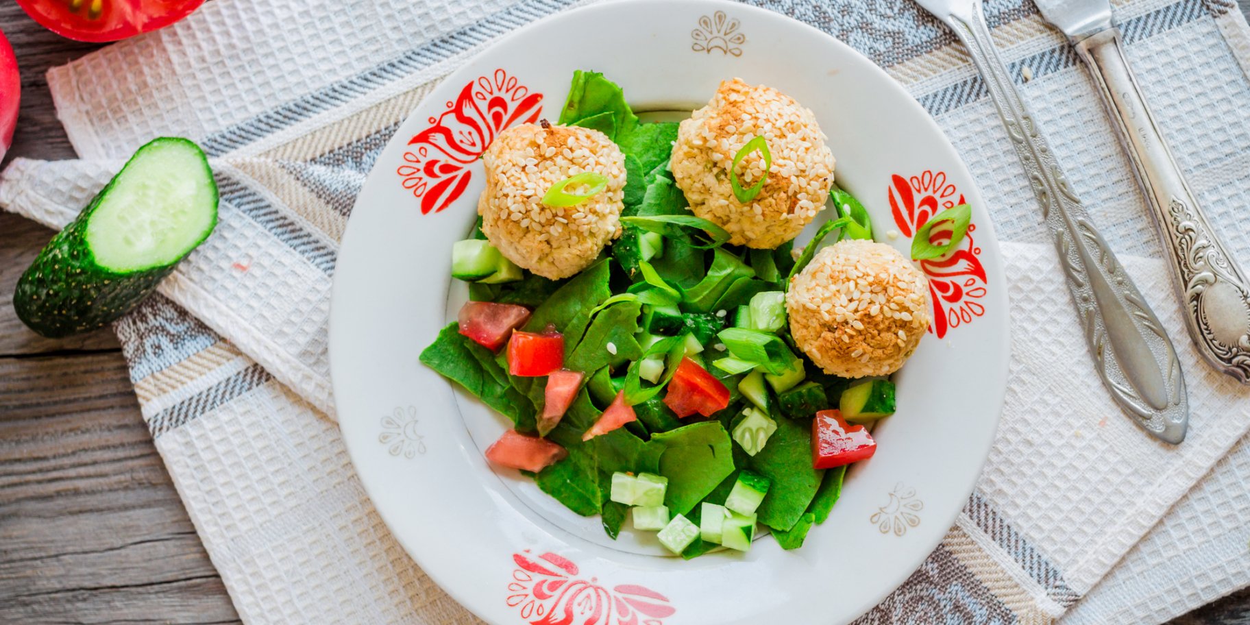 Овощной салат с творожными шариками