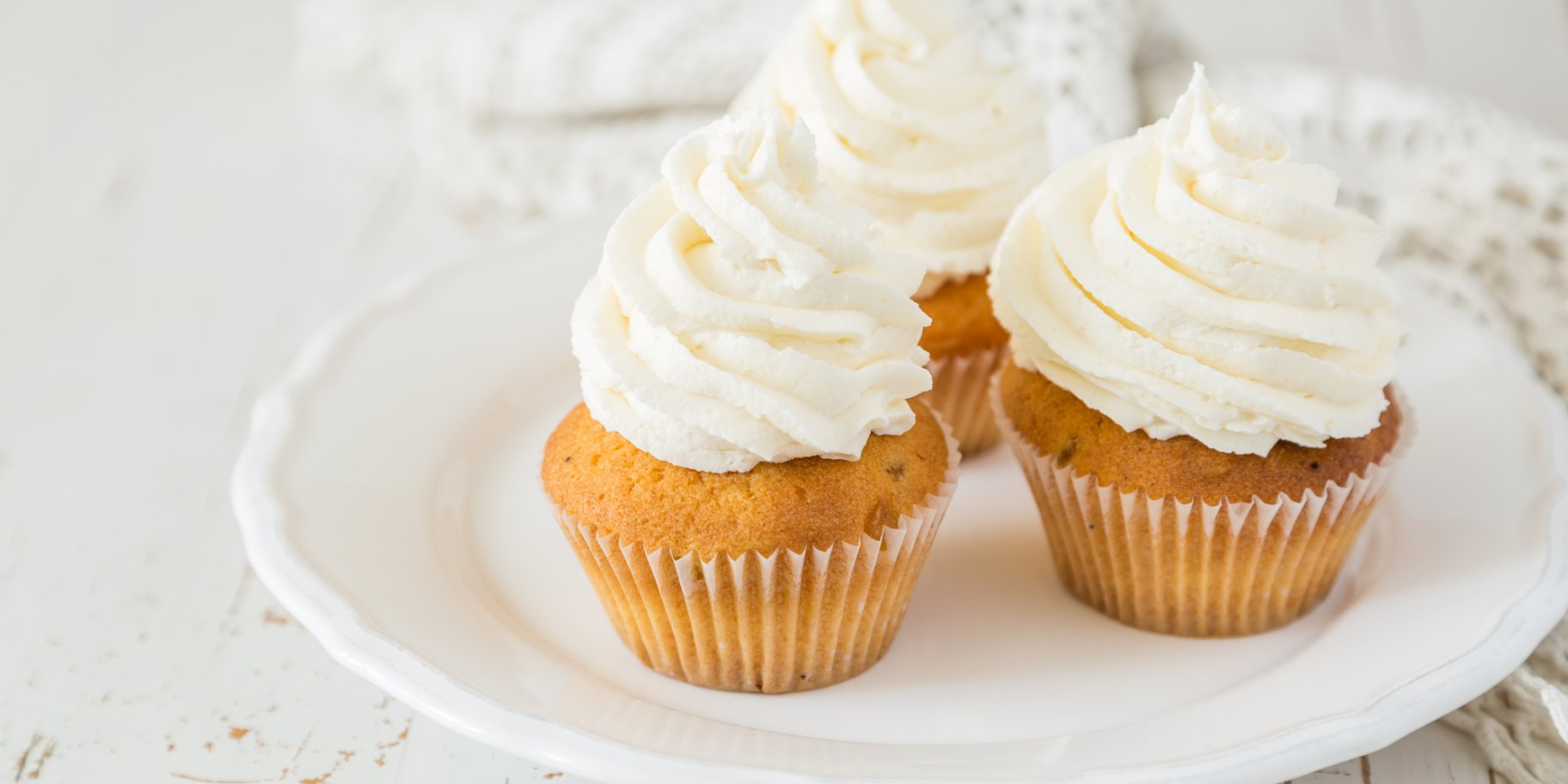 Капкейки з персиками й масляним кремом