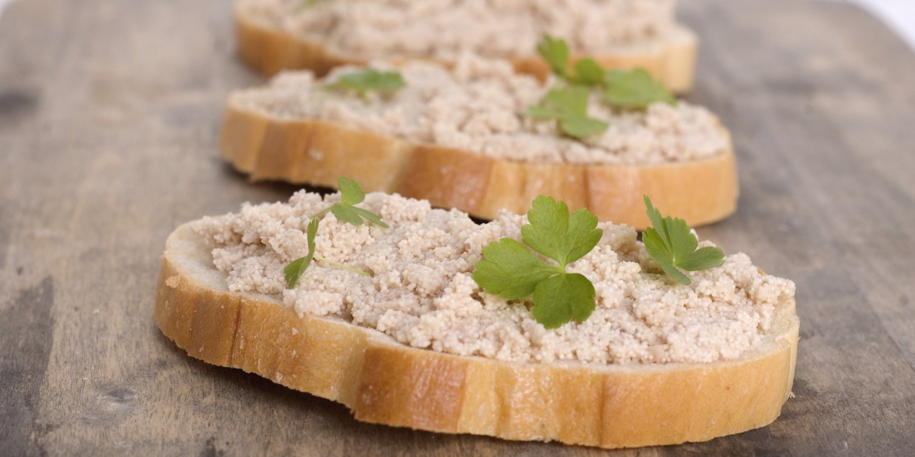 Паштет з риби на хлібі