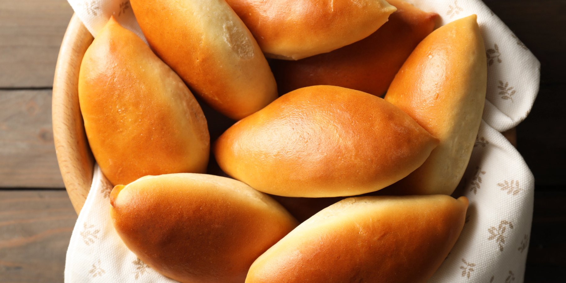 Дріжджові пиріжки з вишнею