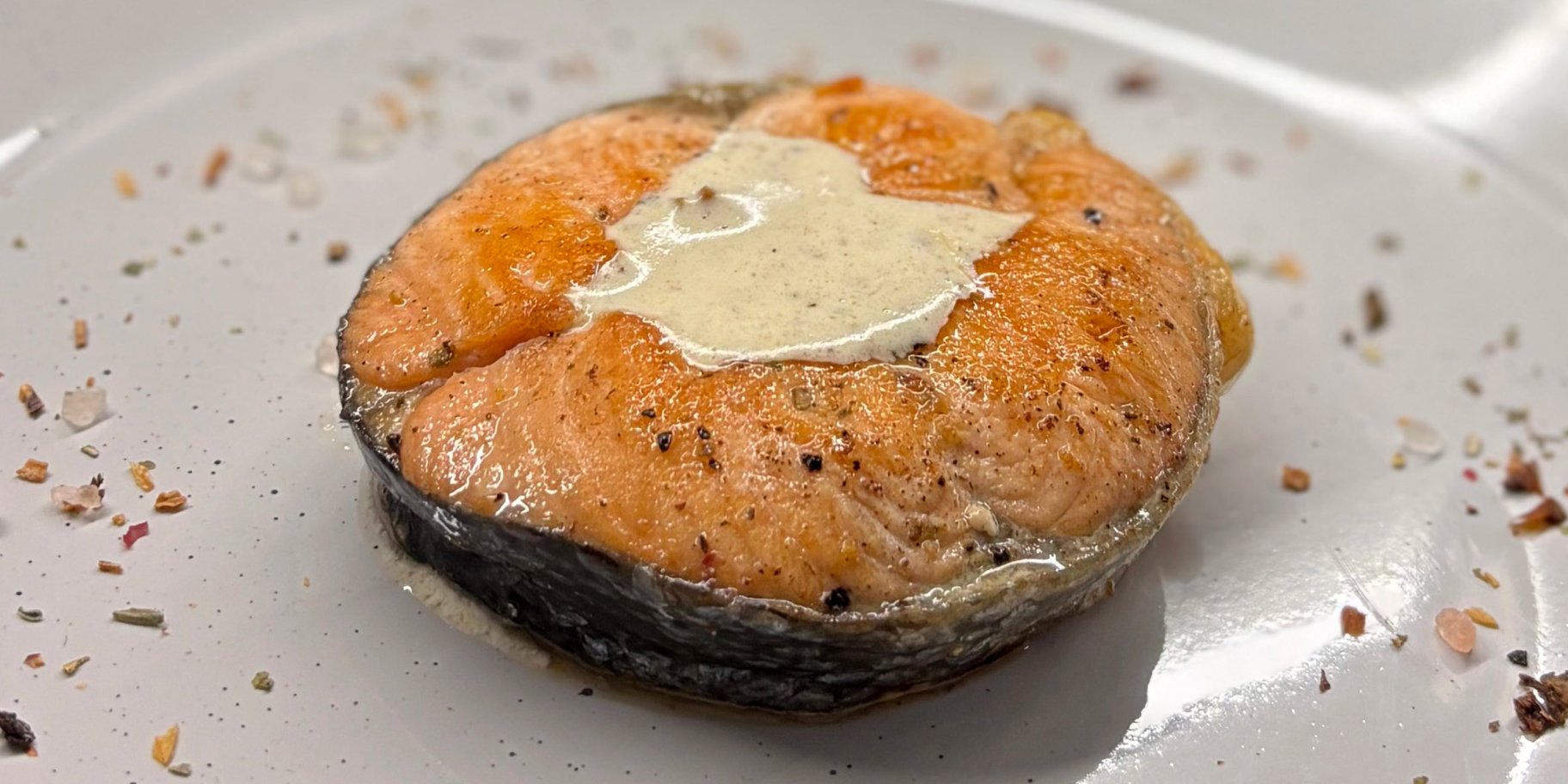 Червона риба з вершковим соусом