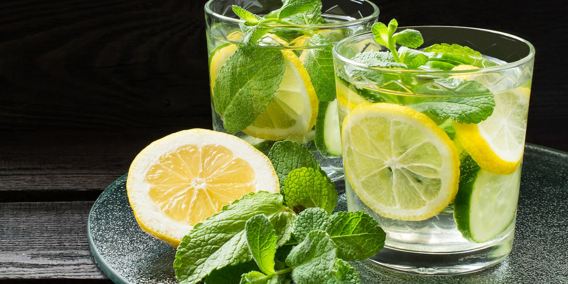Вода с огурцами, лимоном и мятой