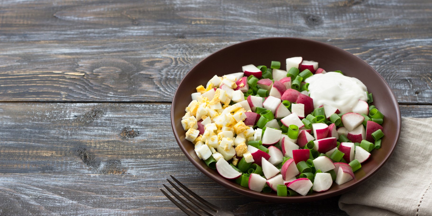 Салат с редиской и яйцом