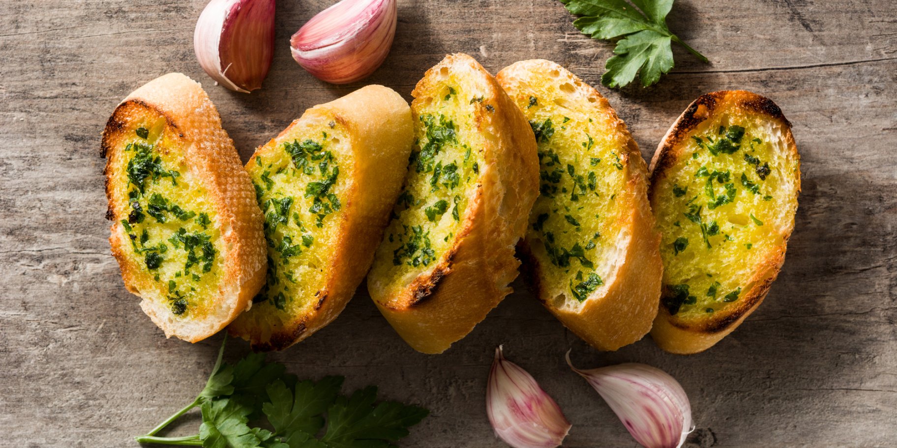 Скибочки багета із часником і зеленню