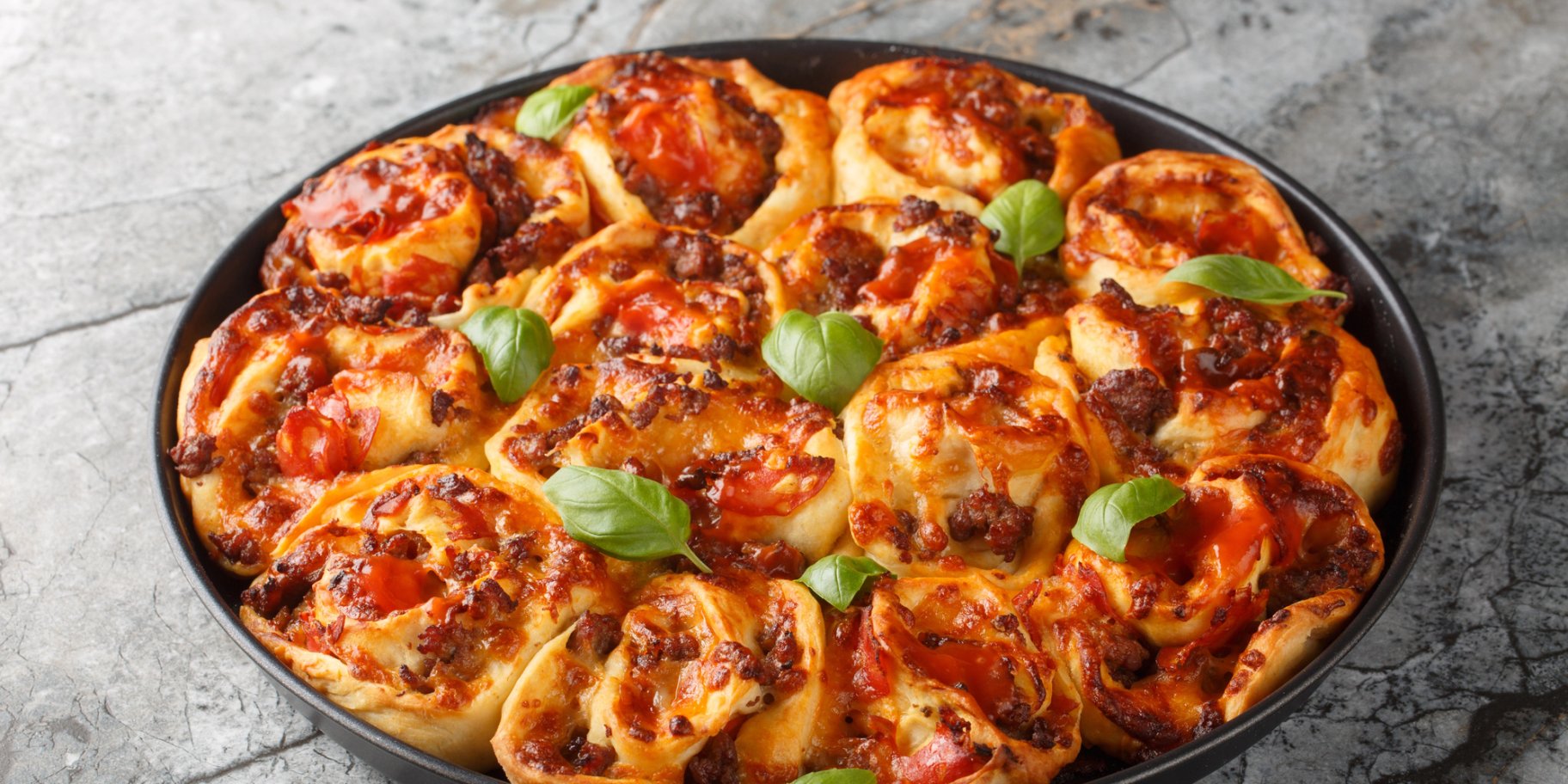 Піца-рол з вареною ковбасою