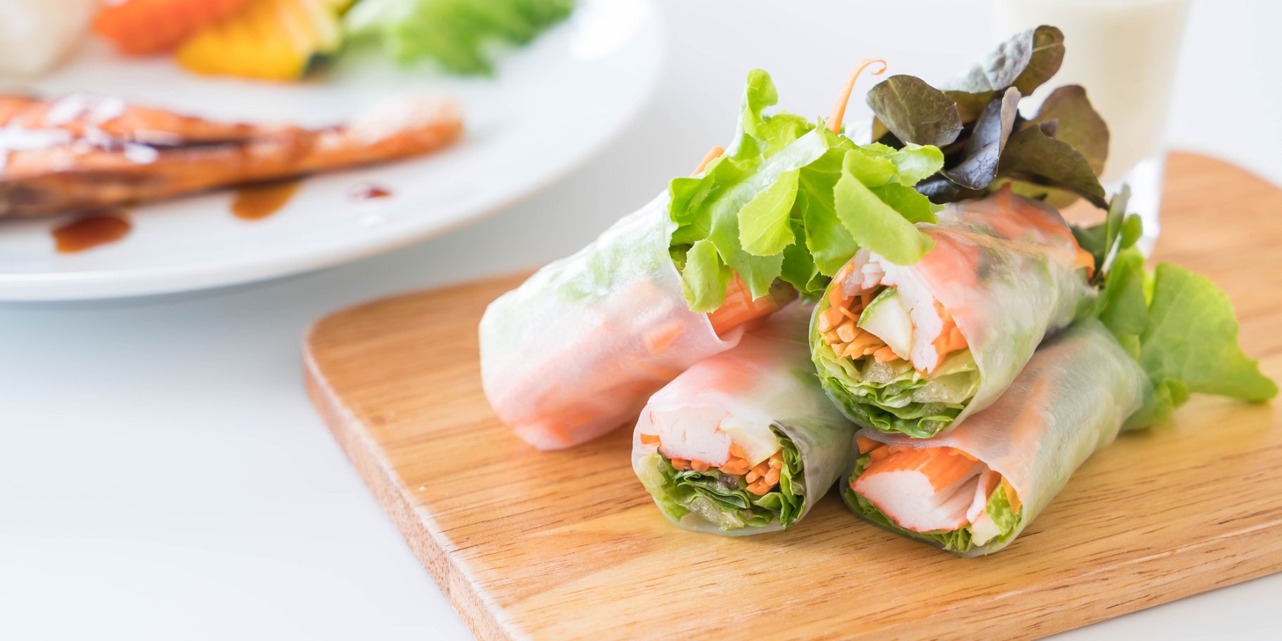 Спринг-роли з крабовими паличками та авокадо