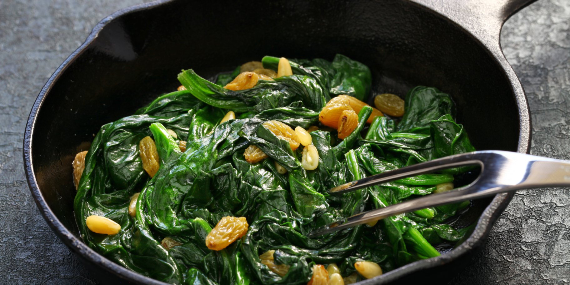 Шпинат по-итальянски с изюмом