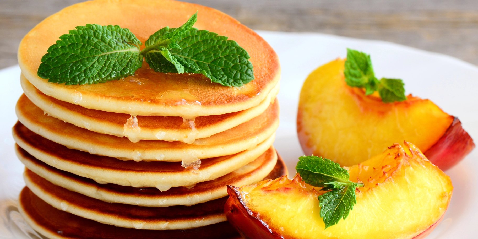 Фруктові панкейки з грецьким йогуртом