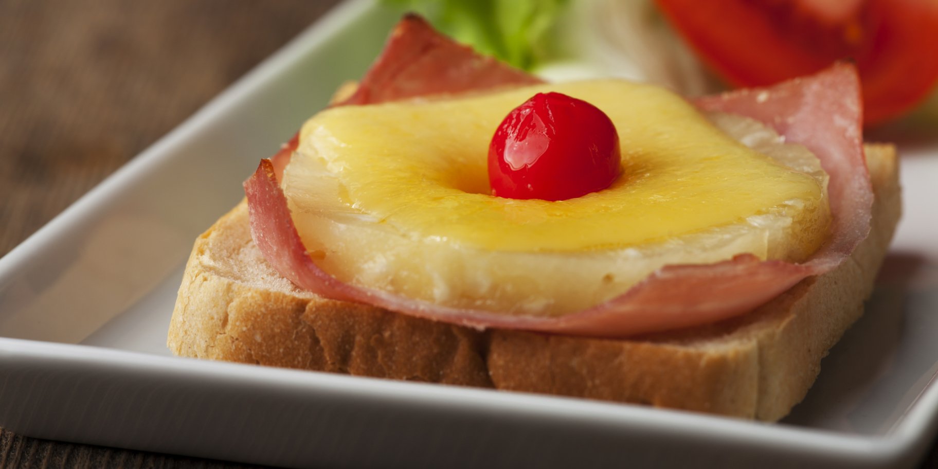 Тост з шинкою, сиром і ананасом