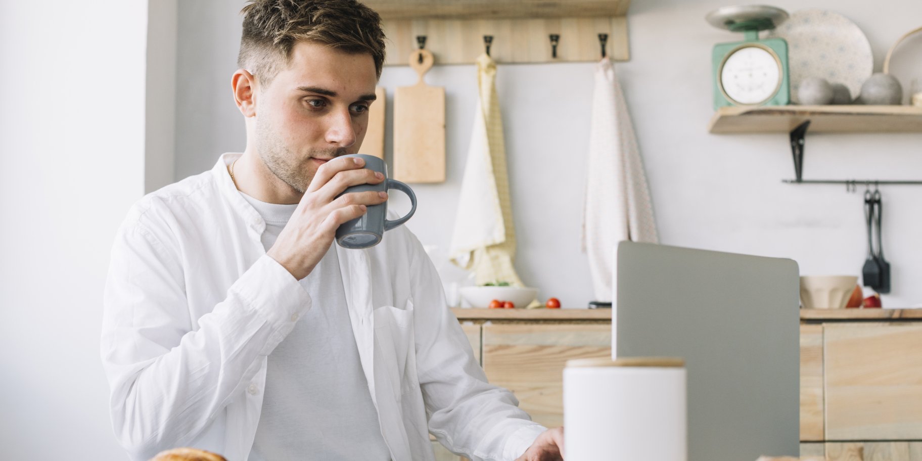 Мужчина ест