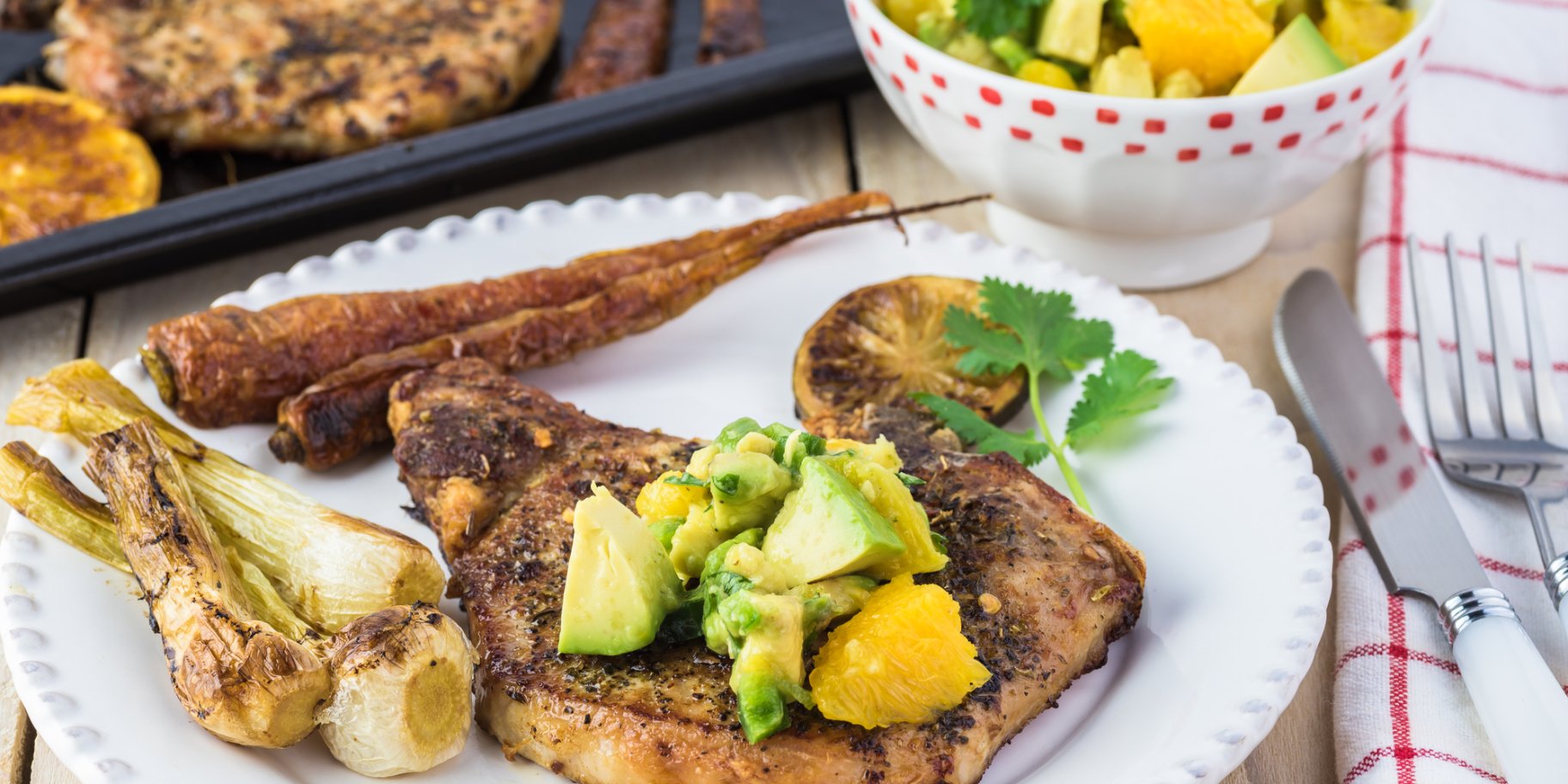 Свиные отбивные с сальсой из авокадо и апельсинов: рецепт