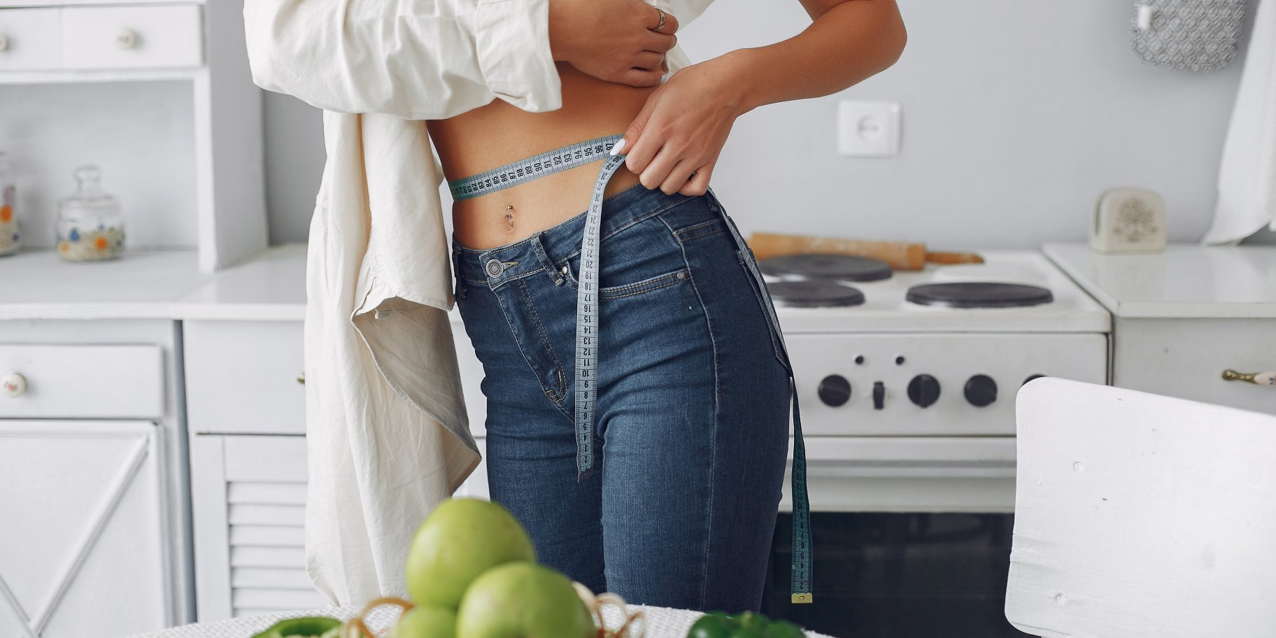 Жінка міряє талію