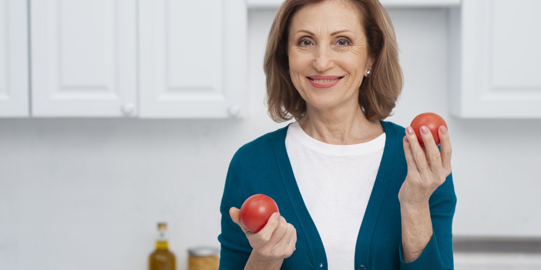 Женщина среднего возраста на кухне