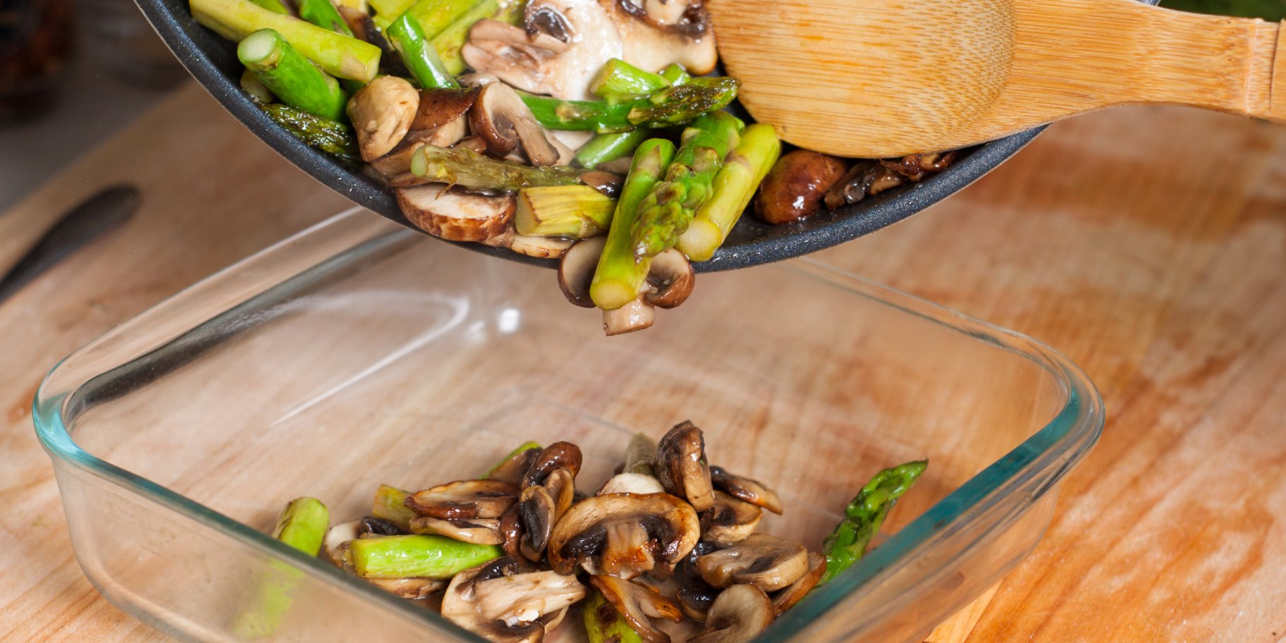 Смажена спаржа та гриби із часником