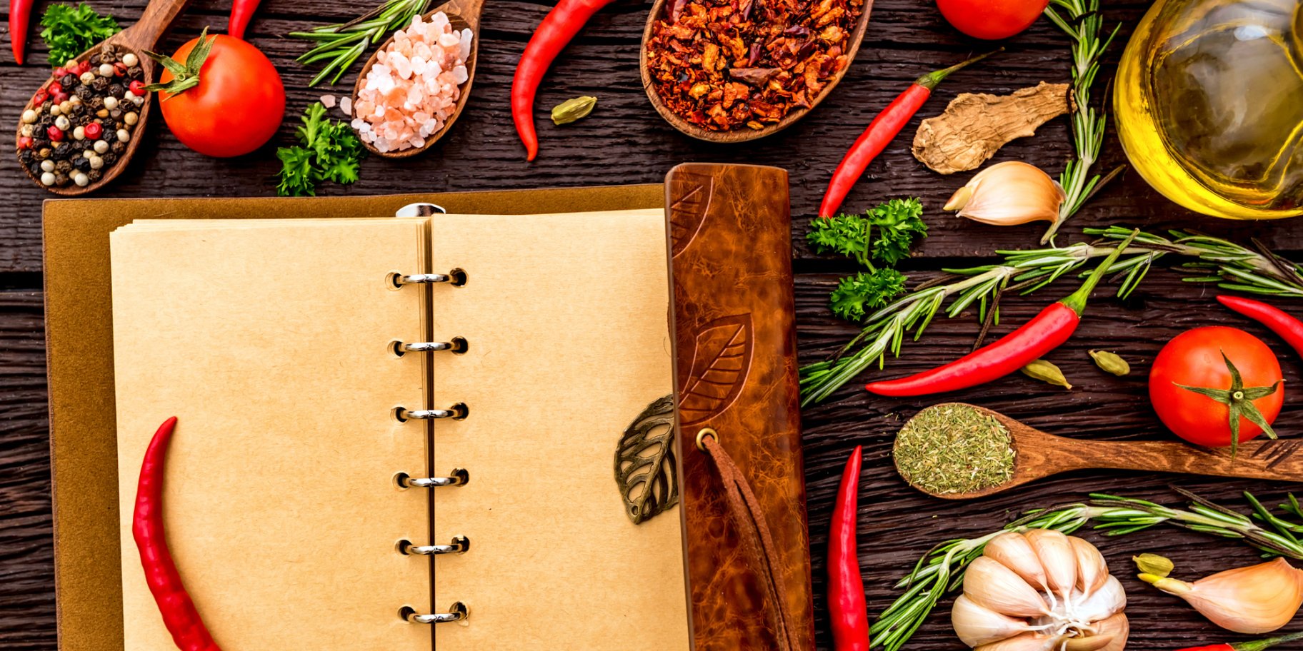 овочі, блокнот на столі