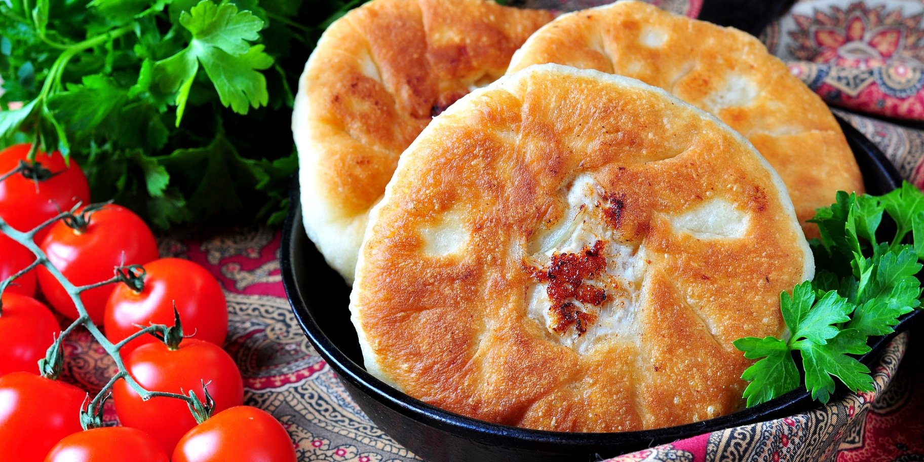 Смажені пиріжки з помідорами і сиром