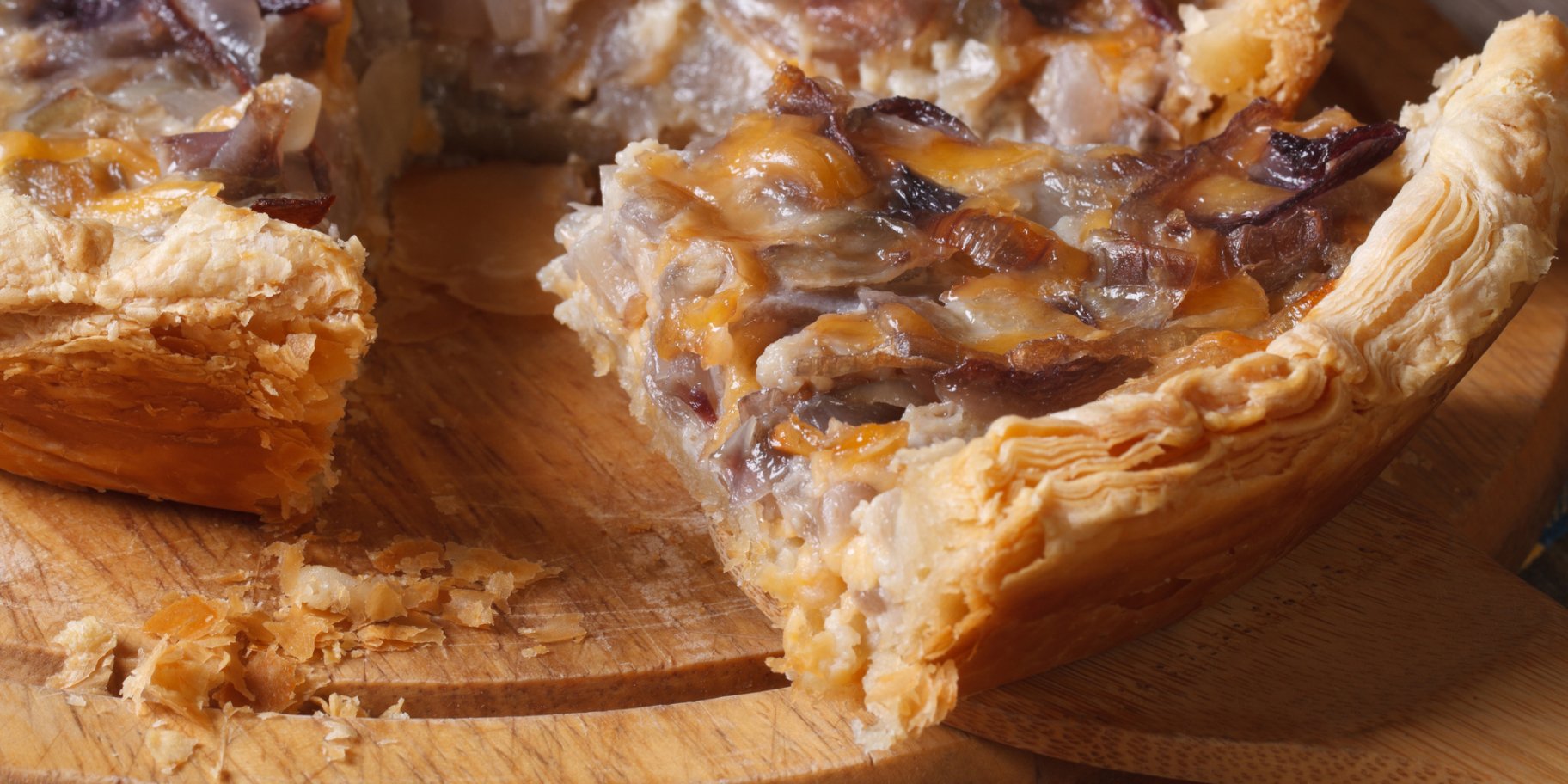 Цибулевий тарт татен з грибами, горіхами