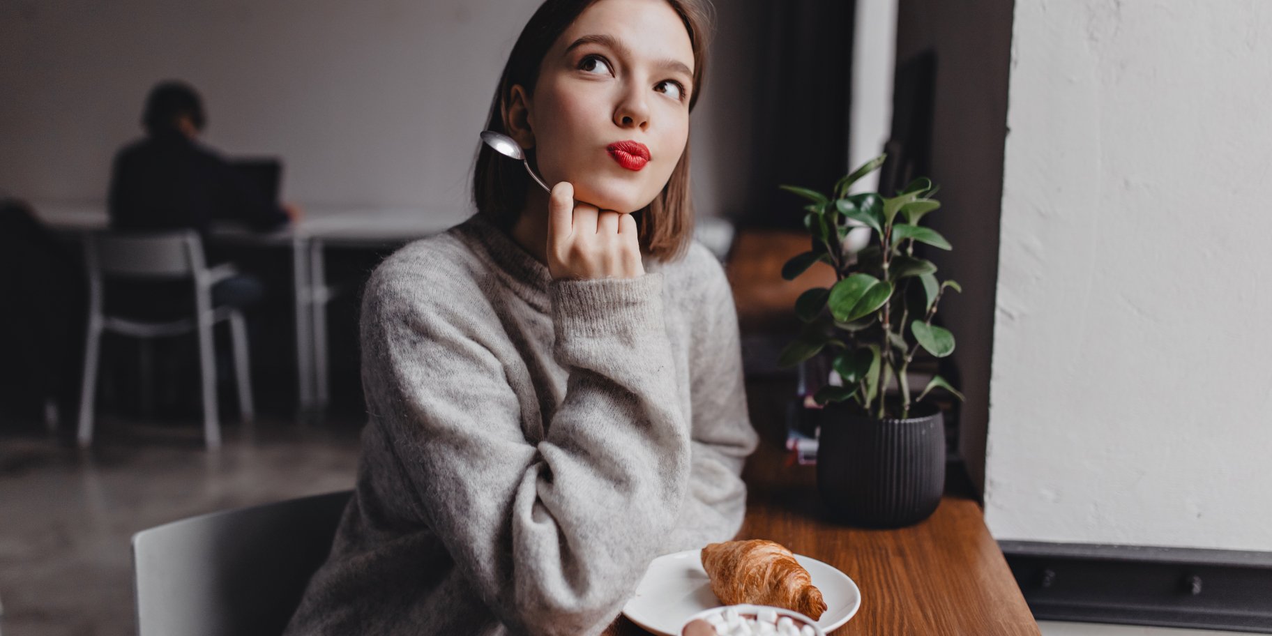 Дівчина снідає у кафе