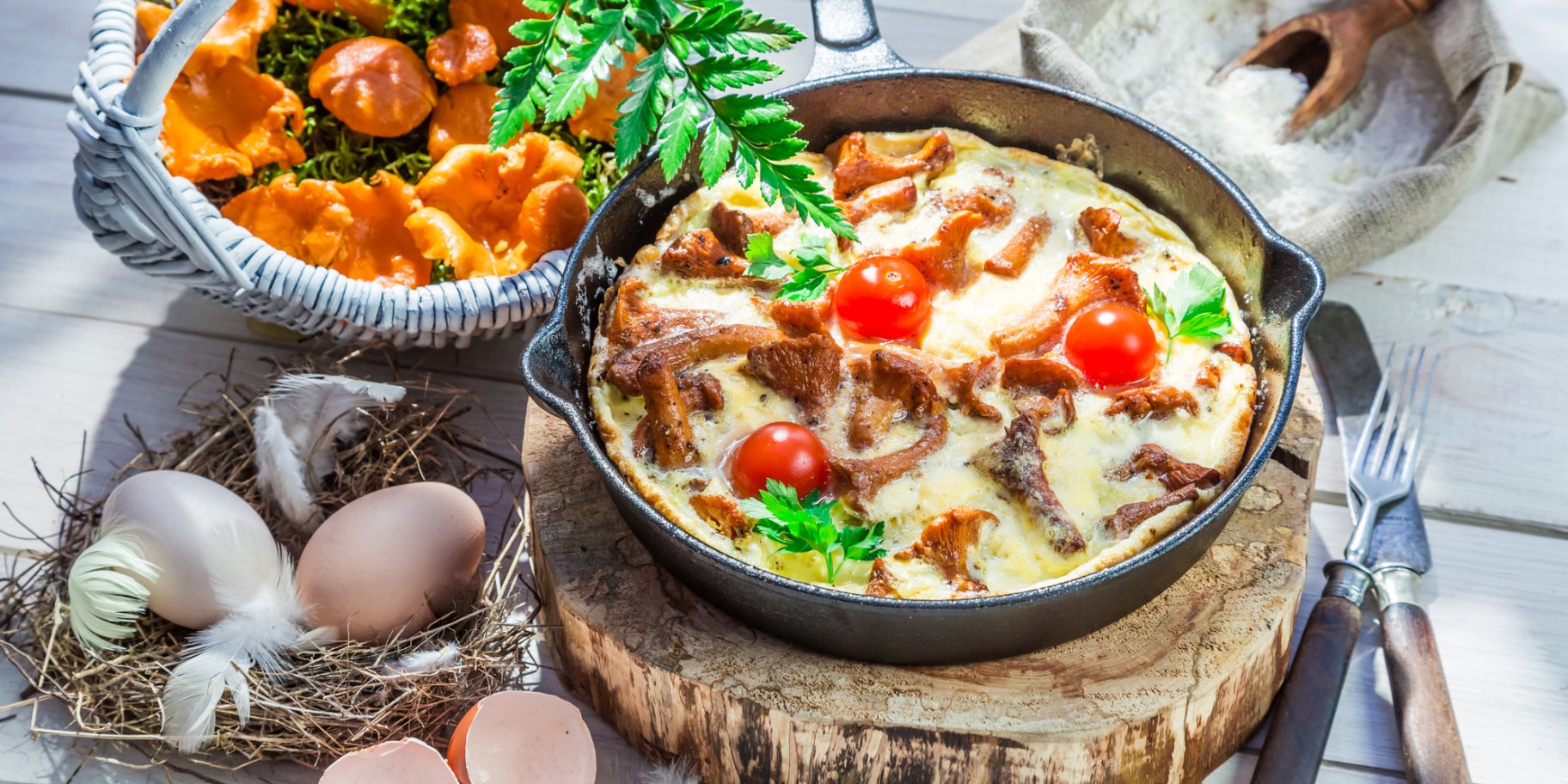 Яичница с помидорами и грибами