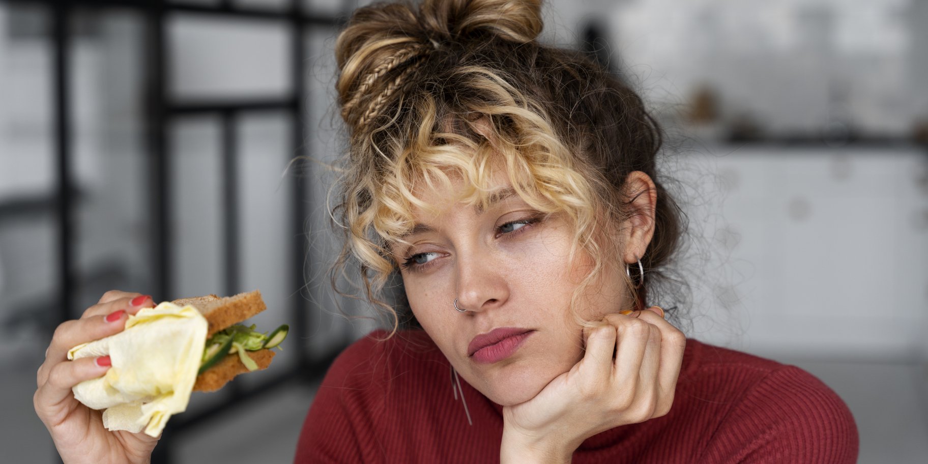 Дівчина зі сендвічем