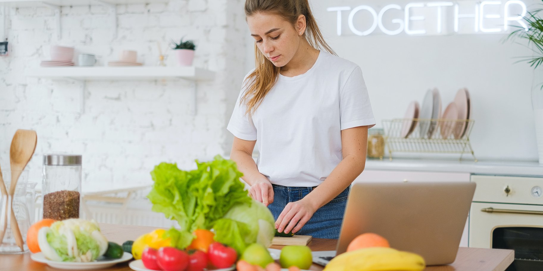 Жінка ріже салат