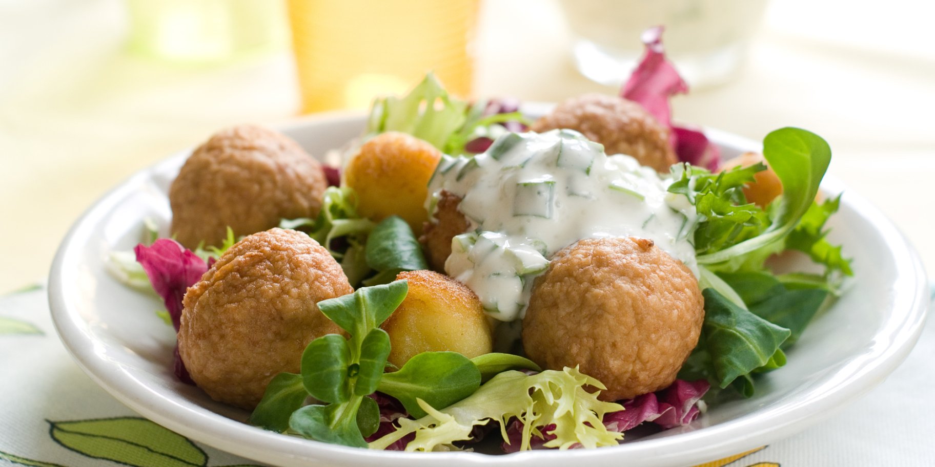 Салат с тефтельками и карамелизированными яблоками