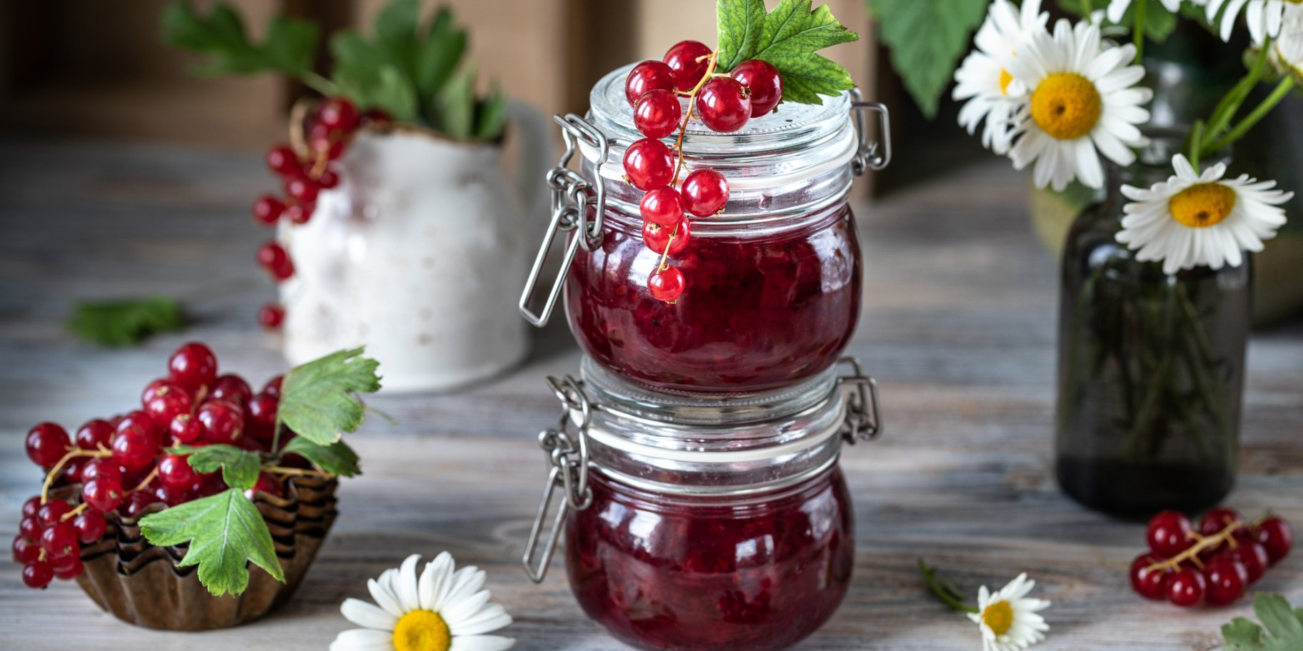 соус до мʼяса та сосисок із червоних порічок