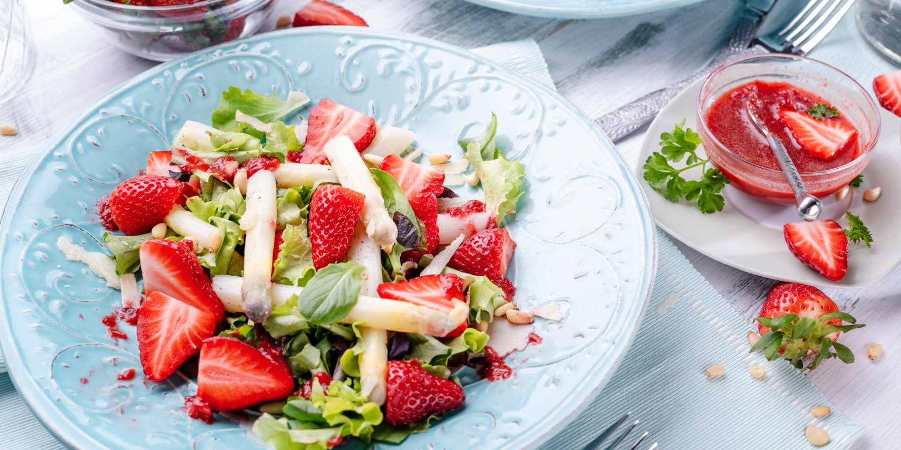 Салат с клубникой и белой спаржей