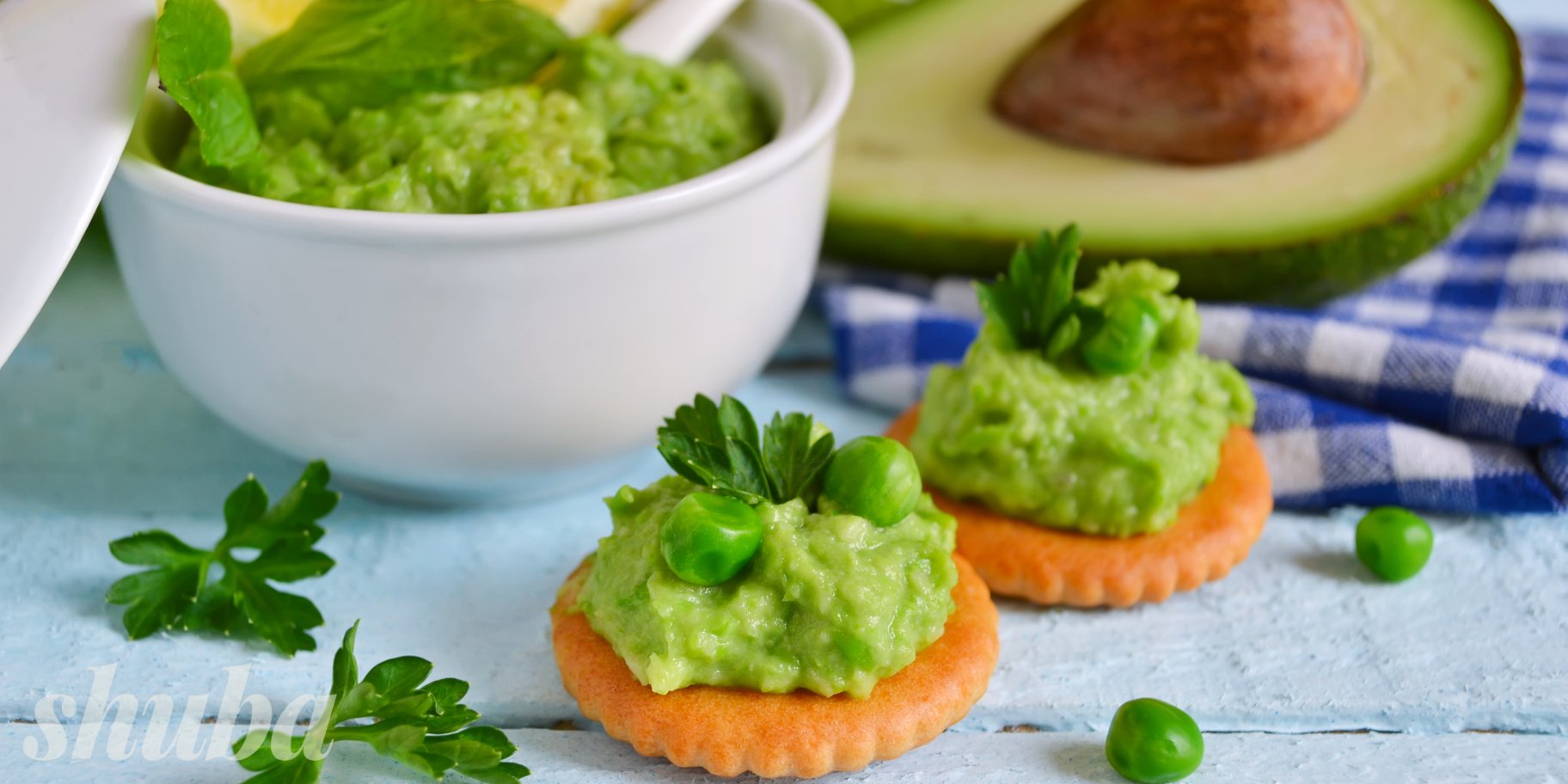 Домашні крекери з помідорами й базиліком