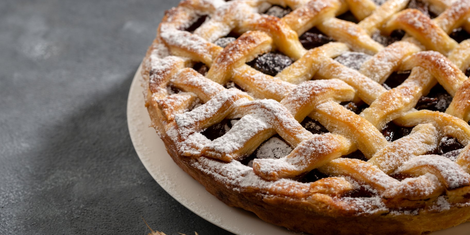 Пирог с вареньем из слив