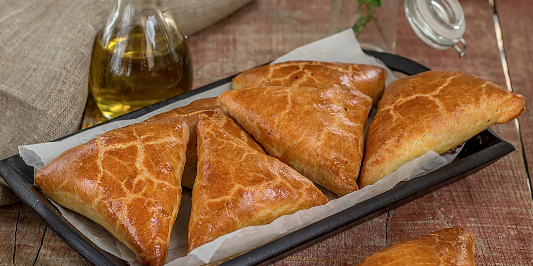 Трикутники з вершковим сиром і шпинатом