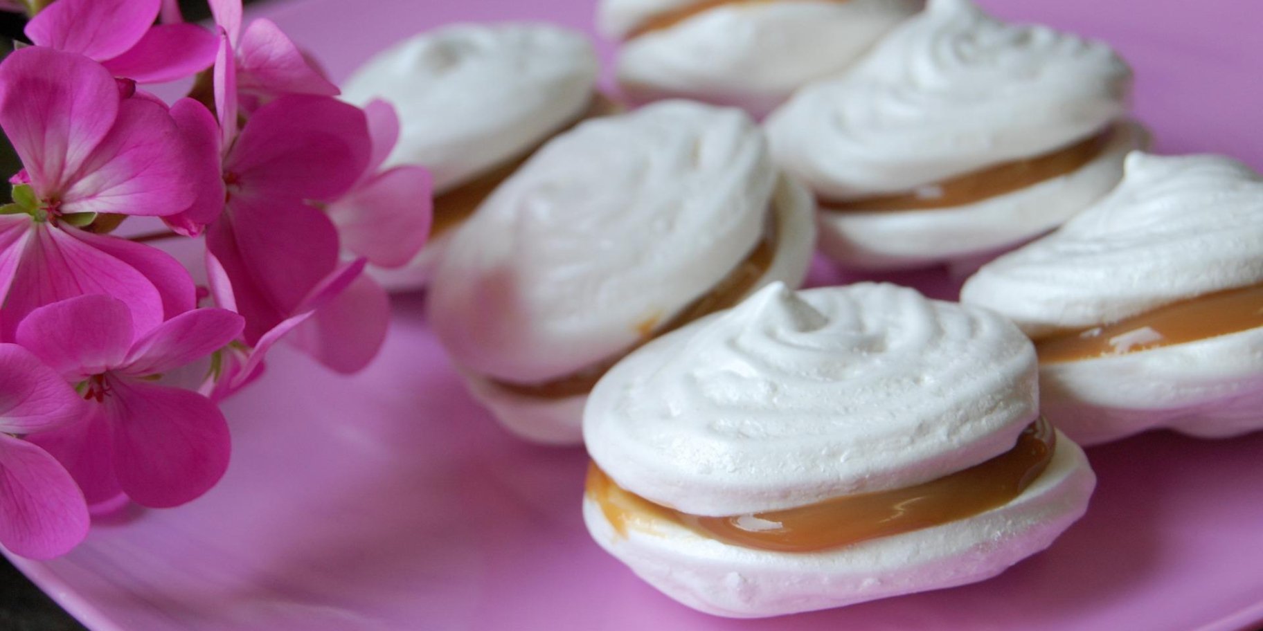 Меренги з карамельним соусом