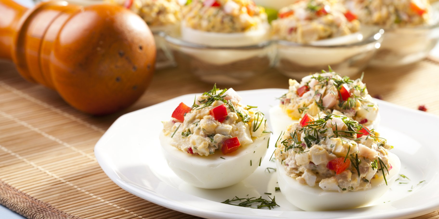 Фаршировані яйця з тушкованою рибою