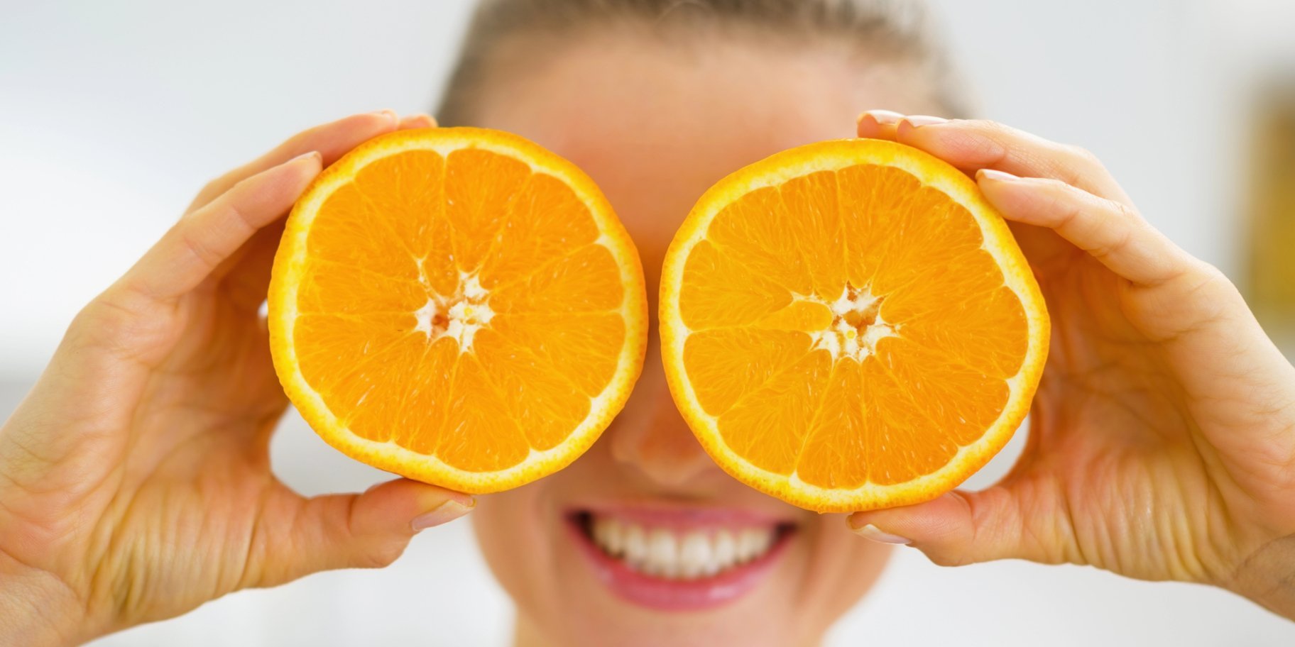 Дівчина з апельсином