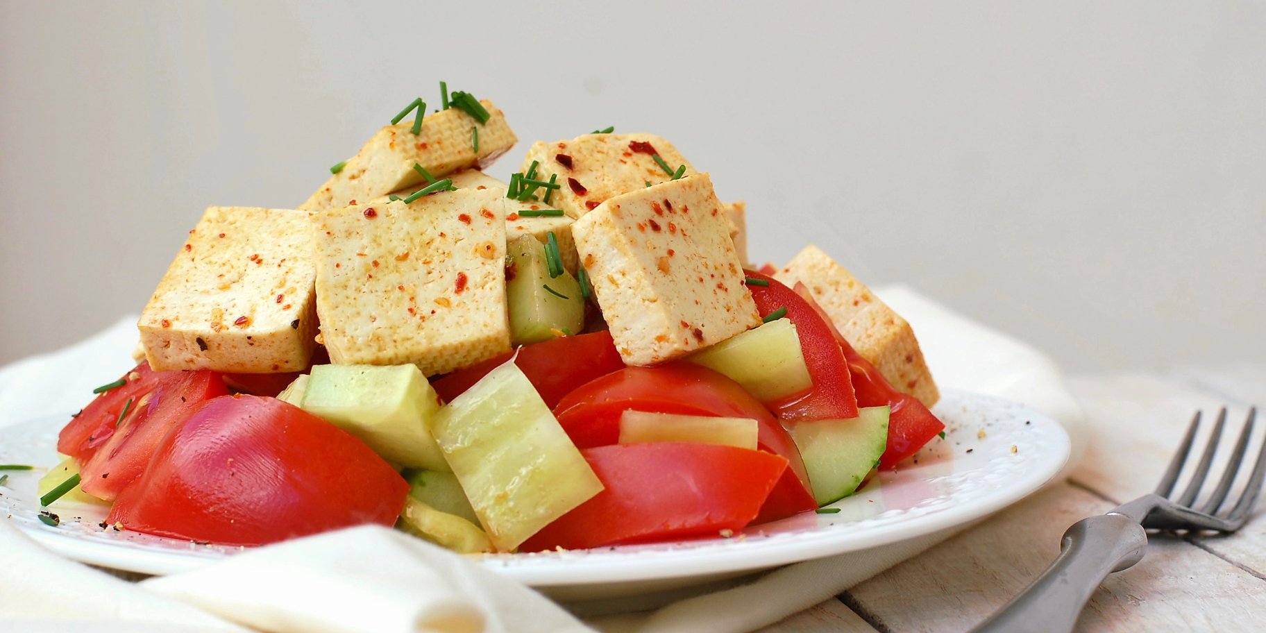 Салат з огірком, тофу й лимонною глазурʼю