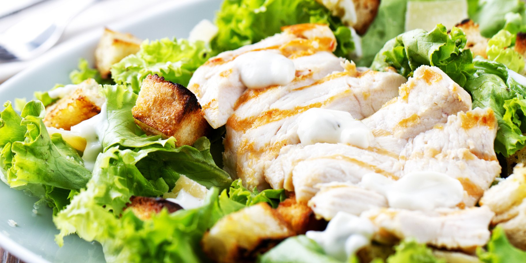 салат Цезарь с курицей