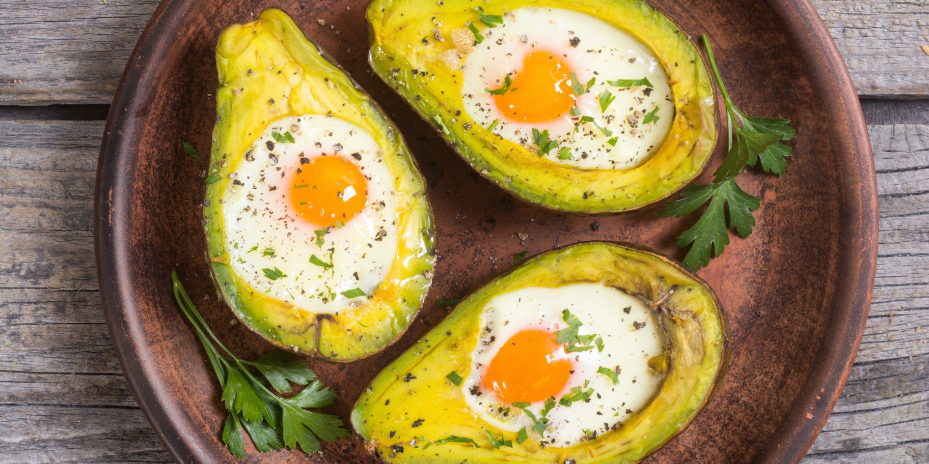 яйця в авокадо