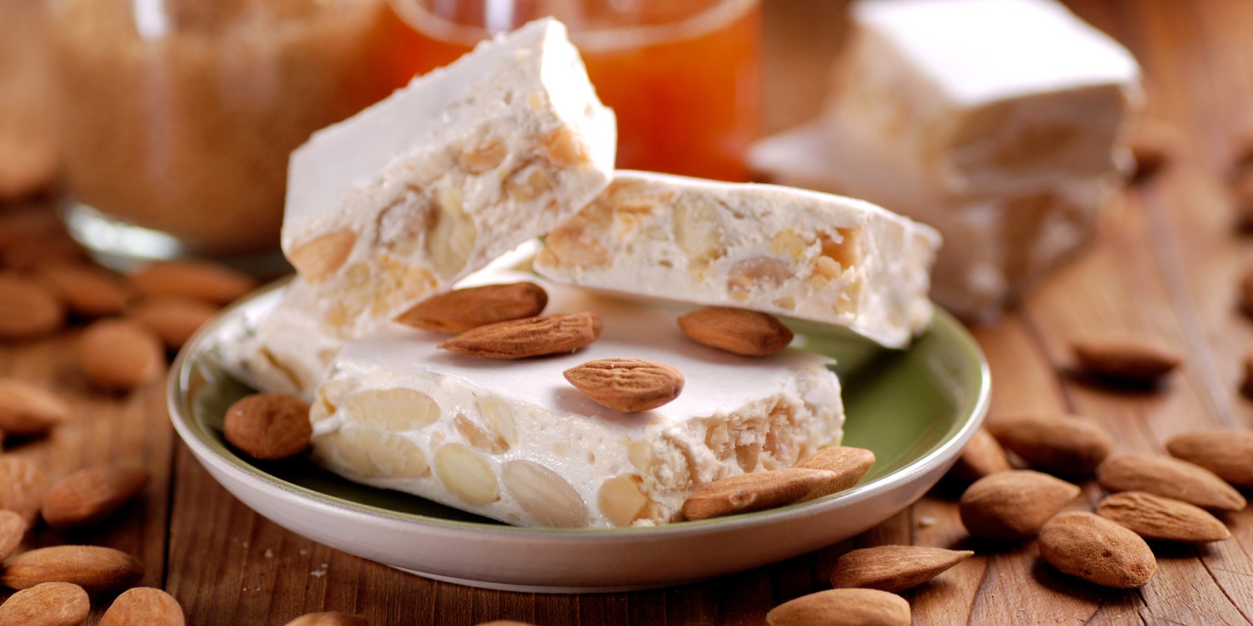 Вишуканий десерт з мигдалем