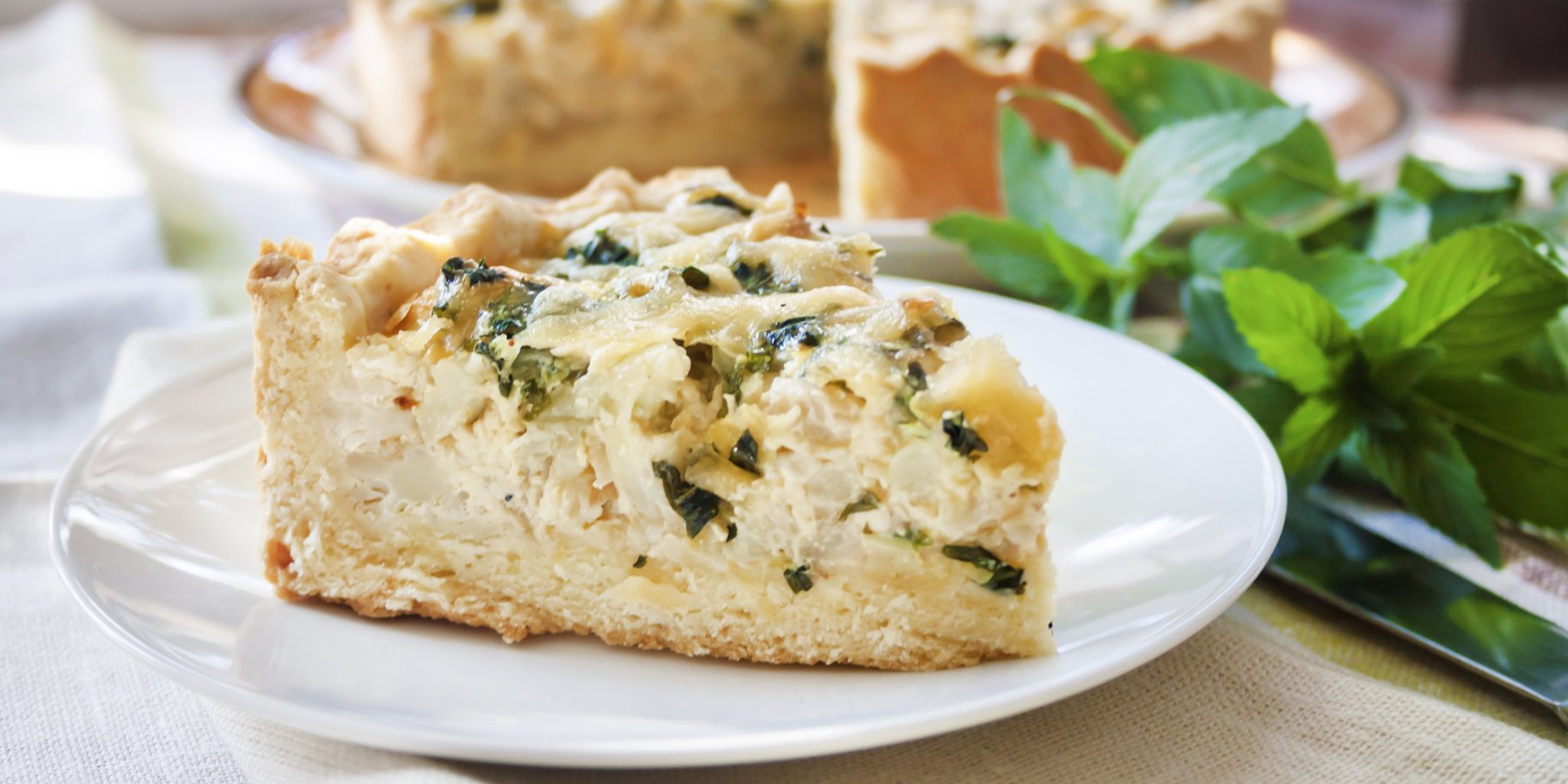 Пирог с цветной капустой и соусом