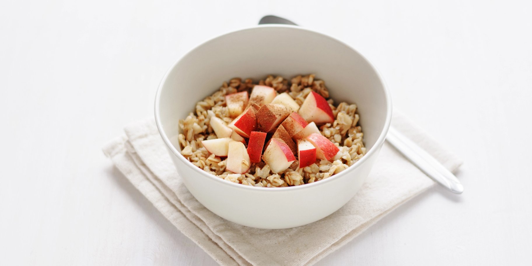 Гранола з вівсяних пластівців, яблук та кориці