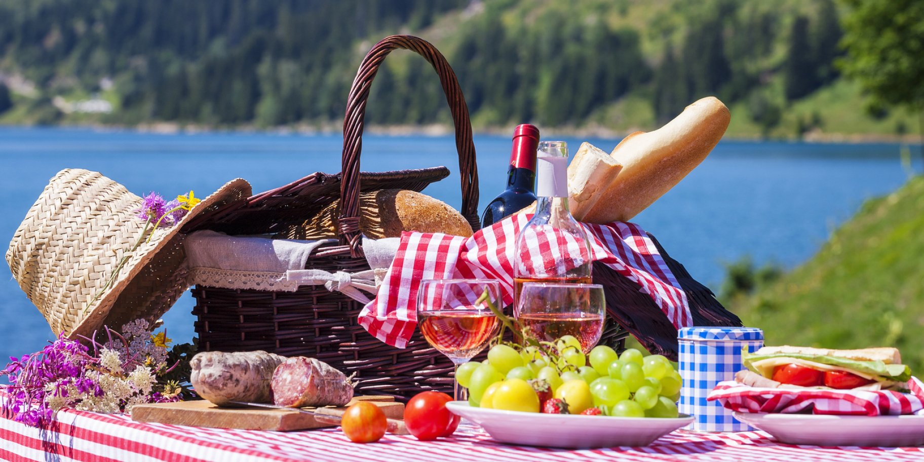 Пікнік з вином улітку