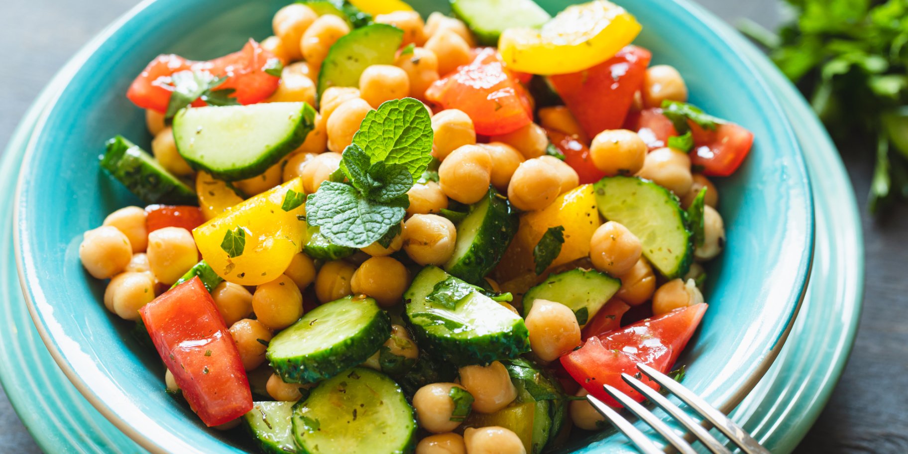 Летний салат с овощами, нутом и секретным ингредиентом