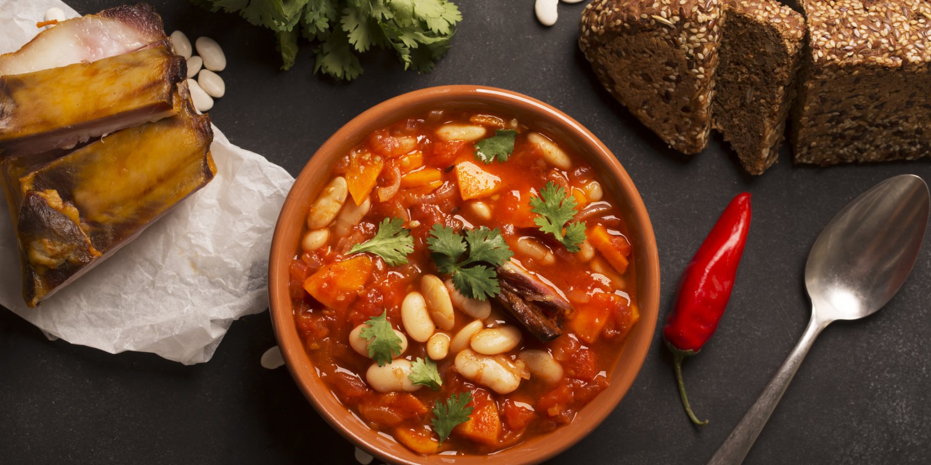 Суп с фасолью и мясной тушенкой