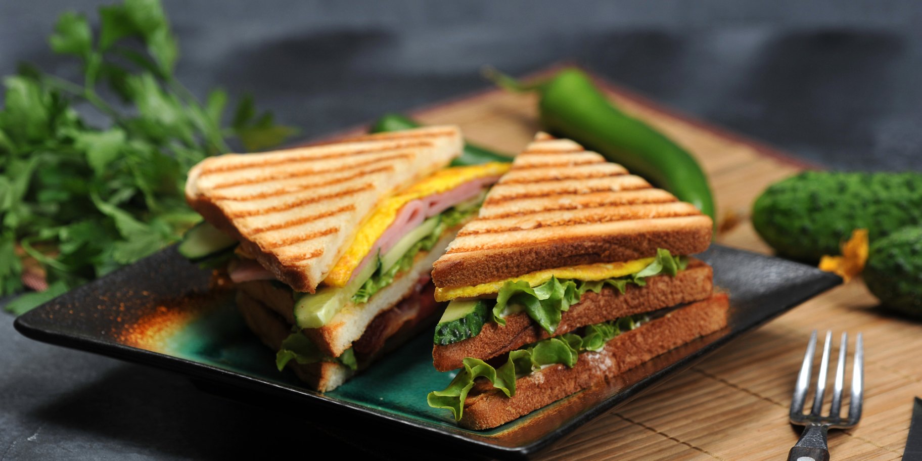 Сендвіч з омлетом і шинкою