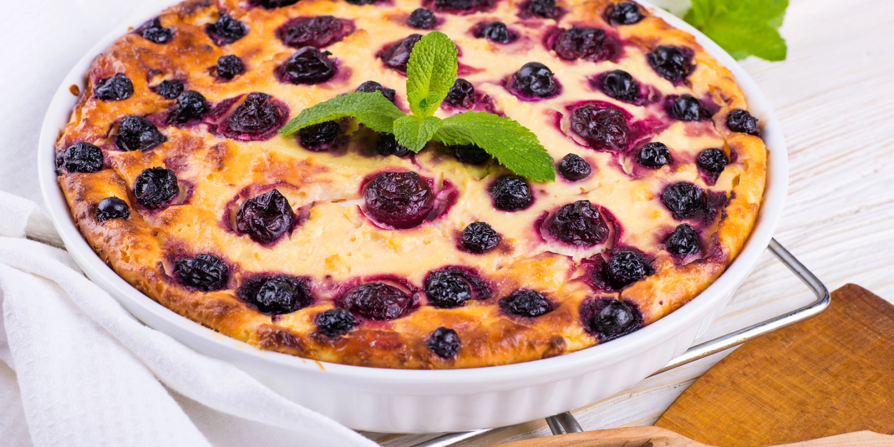 Пиріг з вишнями на сковороді