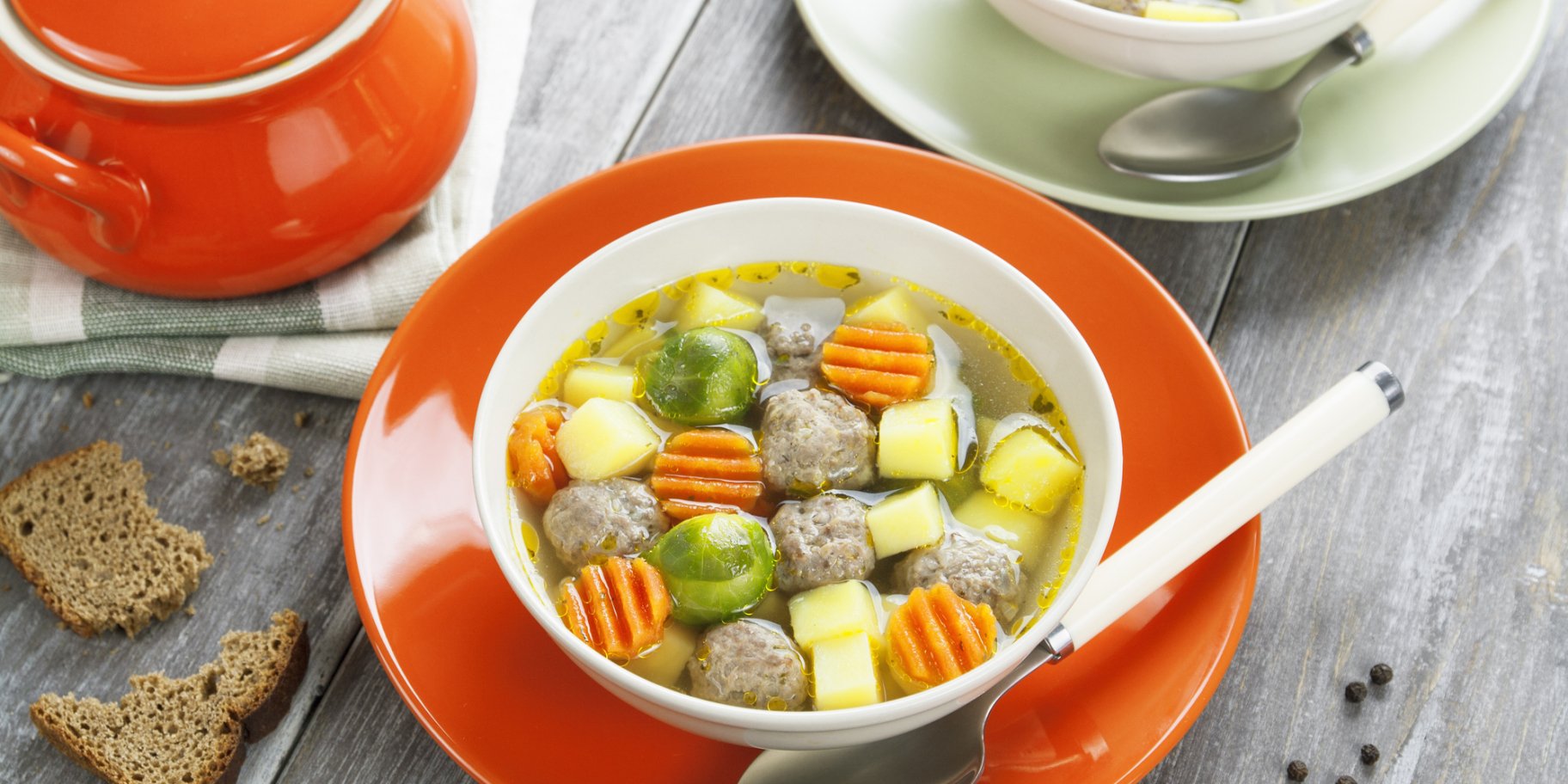 Суп з брюссельською капустою, фрикадельками та овочами