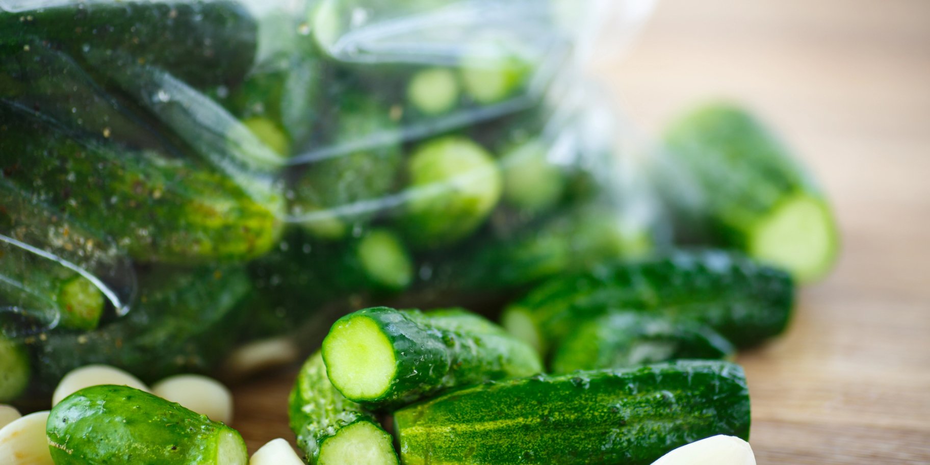 Солоні огірки в пакеті