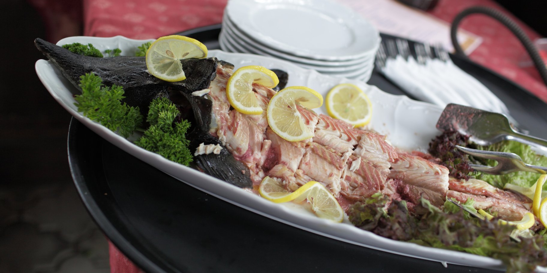 Фарширована осетрина з зеленню