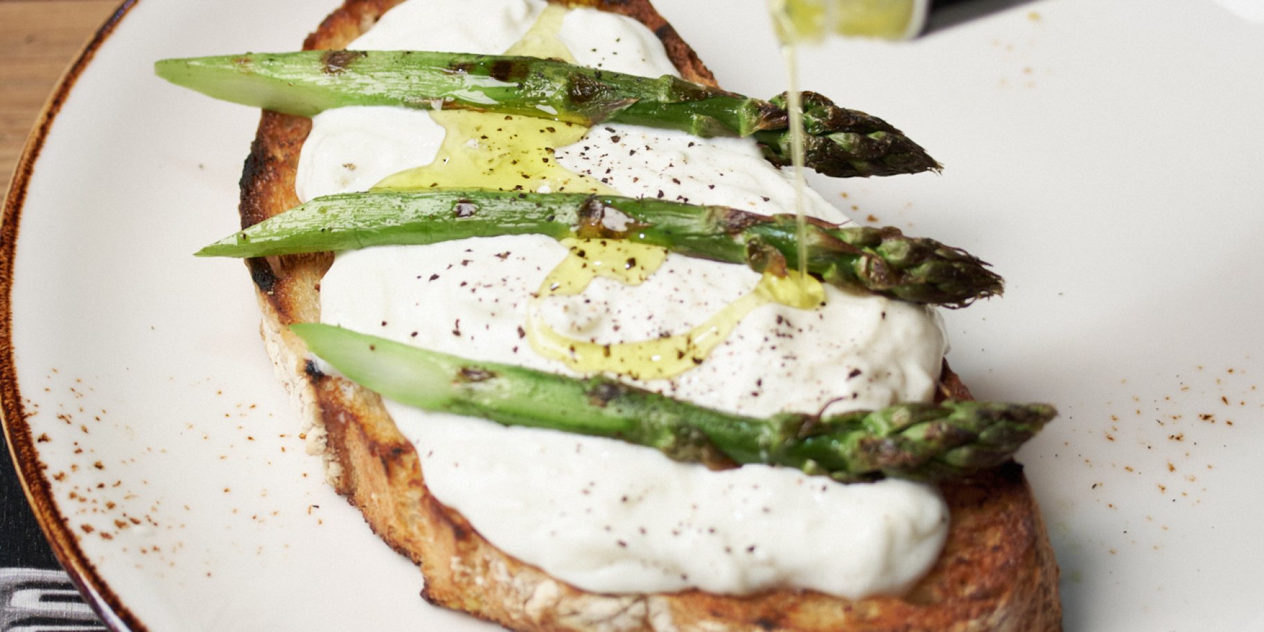 Спаржа со страчателлой