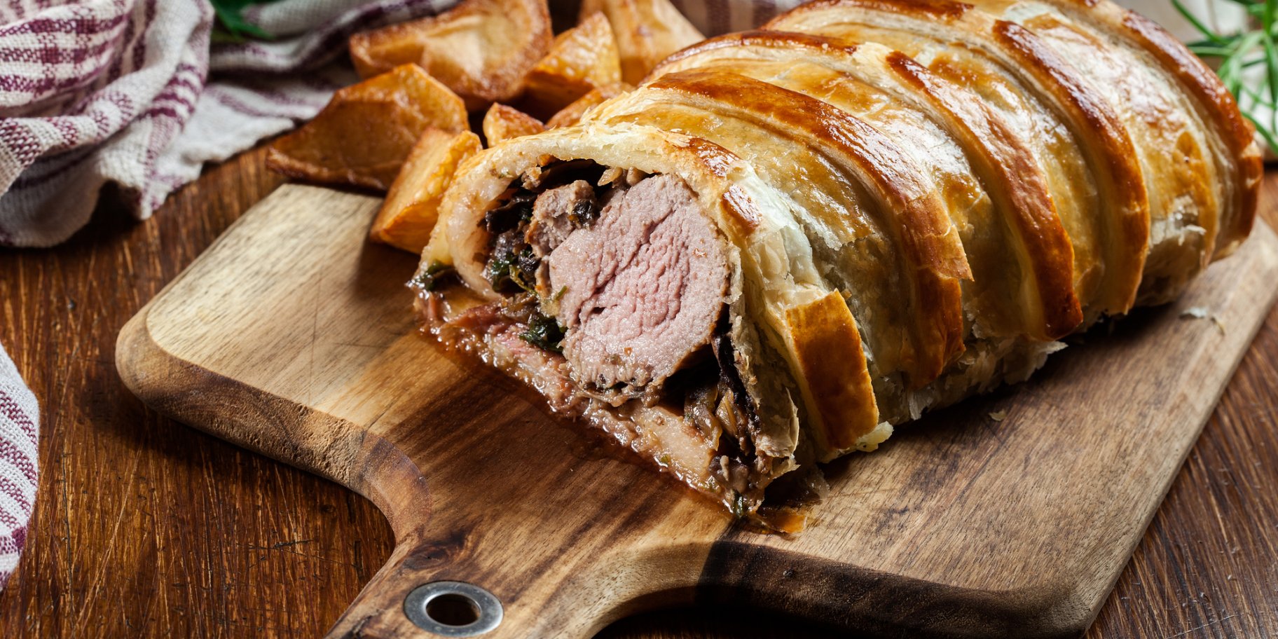 М’ясо в тісті з чорносливом і горіхами